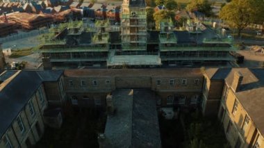 Aldershot hava görüntülerindeki Cambridge Hastanesi saat kulesi 4K Yaz 2020