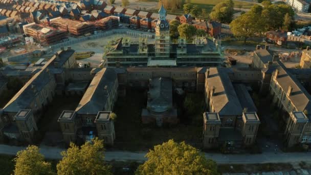 Часовая башня Кембриджского госпиталя в Олдершоте — стоковое видео