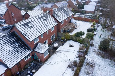 Cheshire UK kırsalındaki küçük bir İngiliz köyünde kar yağışı ve daha beyaz sis. 2020 Noel 'i. Sabah erkenden