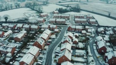 Cheshire UK kırsalındaki küçük bir İngiliz köyünde kar yağışı ve daha beyaz sis. 2020 Noel 'i. Sabah erkenden