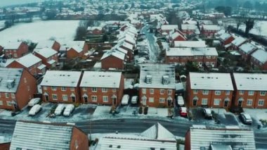 Cheshire UK kırsalındaki küçük bir İngiliz köyünde kar yağışı ve daha beyaz sis. 2020 Noel 'i. Sabah erkenden