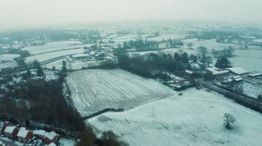 Cheshire UK kırsalındaki küçük bir İngiliz köyünde kar yağışı ve daha beyaz sis. 2020 Noel 'i. Sabah erkenden