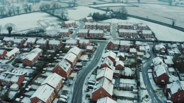 Snöfall och vitare dimma över liten engelsk lantlig by på landsbygden, Cheshire UK. Julen 2020. Tidig morgon — Stockvideo