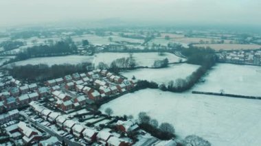 Cheshire UK kırsalındaki küçük bir İngiliz köyünde kar yağışı ve daha beyaz sis. 2020 Noel 'i. Sabah erkenden