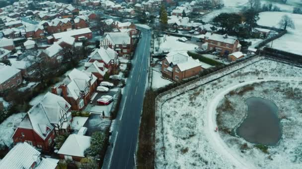 Snöfall och vitare dimma över liten engelsk lantlig by på landsbygden, Cheshire UK. Julen 2020. Tidig morgon — Stockvideo