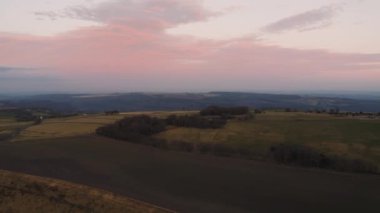 4K İHA 2020 yazında günbatımından sonra pembe ve mor gökyüzü ile Peak İlçe Ulusal Parkı 'nda ilerliyor.