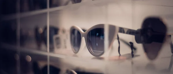 Weiße Sonnenbrille mit Platz für Text — Stockfoto