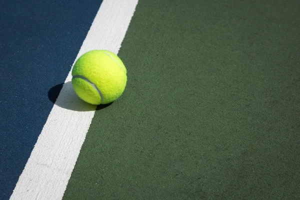 Μπάλα στο γήπεδο του τένις — Φωτογραφία Αρχείου