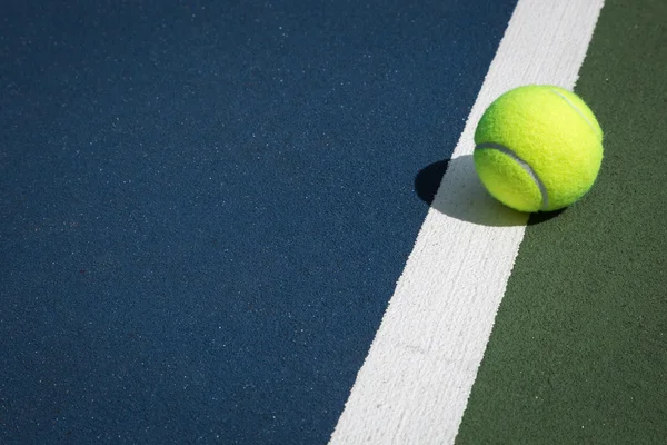 Μπάλα στο γήπεδο του τένις — Φωτογραφία Αρχείου