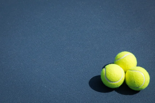 Tennisboll på domstolen — Stockfoto