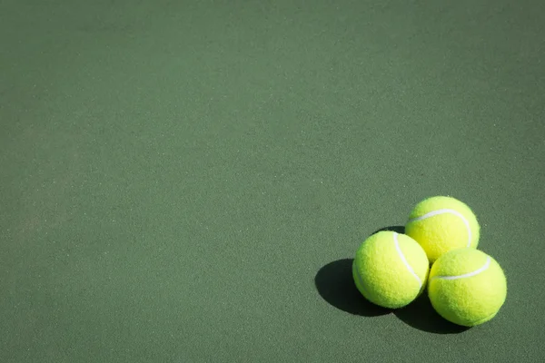 Tennisbal op rechter Rechtenvrije Stockafbeeldingen