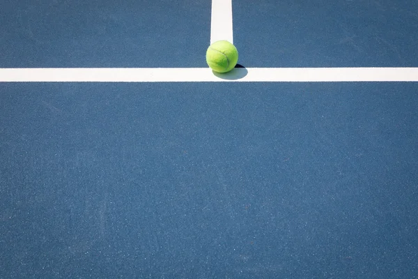 Tennisbal Hof Rechtenvrije Stockfoto's