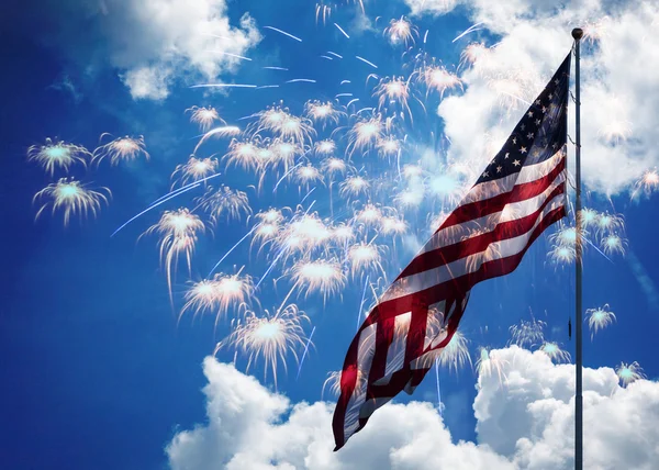 Bandeira americana com fogos de artifício — Fotografia de Stock
