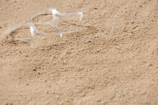 ถังขยะชายหาดพลาสติก — ภาพถ่ายสต็อก