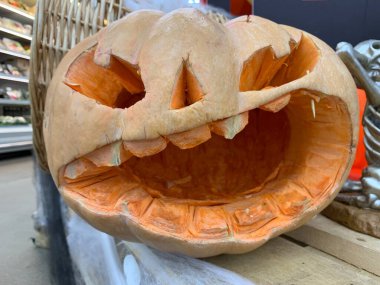 Vitrindeki balkabağı ağızlığı. Gözleri ve zumabileri olan kabak kafalı. Konsept: Helovin için dekorasyon.