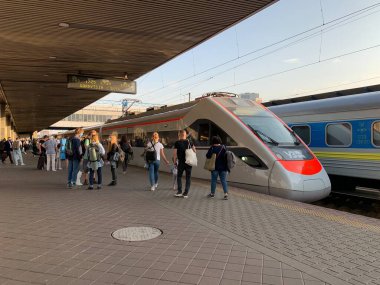 İstasyon platformunda insanlar treni bekliyor. Erkekler ve kadınlar yaklaşan bir trenle karşılaşır. Konsept: Turizm, demiryolu seyahati. Kiev, tren istasyonu, 25 Eylül 2020