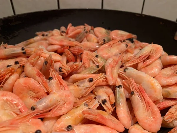 Soslu karides. Kızartma tavasında karides olan bir tabak. Baharatlı deniz ürünleri pişiriyorum..