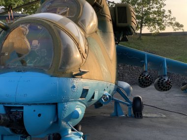Bölgede askeri helikopter var. Askeri teçhizat açık hava müzesi. Kiev, Askeri Zafer Müzesi, 5 Ekim 2020