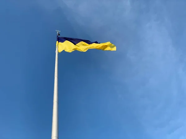Bandiera Dell Ucraina Uno Sfondo Cielo Blu Bandiera Nazionale Pennone — Foto Stock