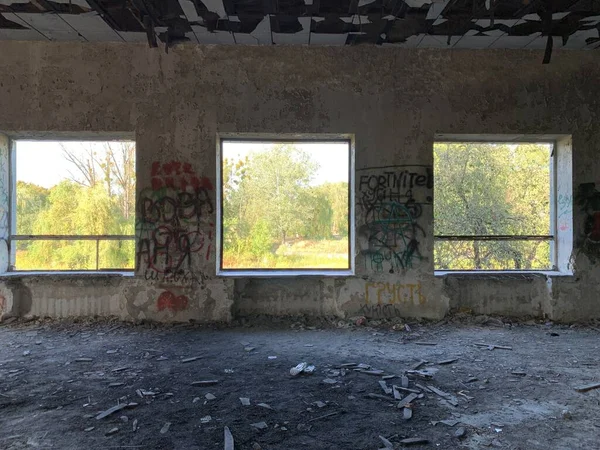 古い建物の遺跡 レンガ造りの家の壁を破壊した 窓やドアのない放棄された部屋 キエフ 展示センター Vdnh の領土に放棄されたクラブ11月6 2020 — ストック写真