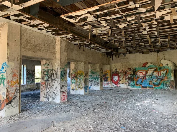 旧建筑的废墟 被毁的砖房墙壁 放弃没有门窗的房间 Vdnh 展览中心的一个废弃俱乐部 2020年11月6日 — 图库照片