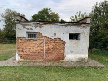 Kırsal tuğla kulübesi. Köy evinin yanındaki malzeme odasında. Bahçedeki tahrip olmuş ahır duvarı.