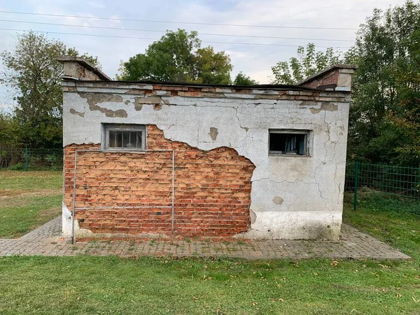 Şopron Cărămidă Camera Utilități Lângă Casa Satului Zidul Hambarului Distrus — Fotografie, imagine de stoc
