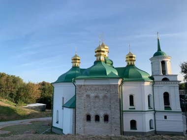 Gökyüzüne karşı antik bir kilisenin kubbeleri. Tarikat binasının çatısında. Ortaçağ tapınağının kubbesi. Kavram: Din, tapınaklar. Kiev, Pechersk Lavra, 5 Ekim 2020.