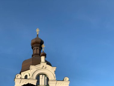 Gökyüzüne karşı antik bir kilisenin kubbeleri. Tarikat binasının çatısında. Ortaçağ tapınağının kubbesi. Kavram: Din, tapınaklar. Kiev, Pechersk Lavra, 5 Ekim 2020.