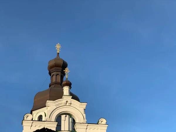 Gökyüzüne karşı antik bir kilisenin kubbeleri. Tarikat binasının çatısında. Ortaçağ tapınağının kubbesi. Kavram: Din, tapınaklar. Kiev, Pechersk Lavra, 5 Ekim 2020.