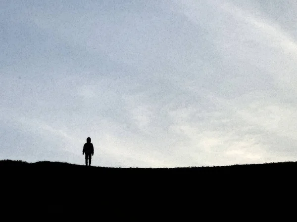 山の上に男のシルエット 人間は地球と空の背景ではありません 丘の上の距離の人々のシルエット — ストック写真