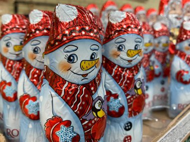 Kardan adam şeklinde şekerler. Süpermarketin rafında Noel tatlısı. Bir sürü çikolatalı şeker..