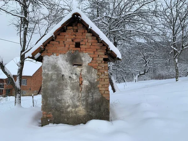 Antiguo Cobertizo Ladrillo Nieve Edificio Rural Patio Una Casa Cubierta — Foto de Stock