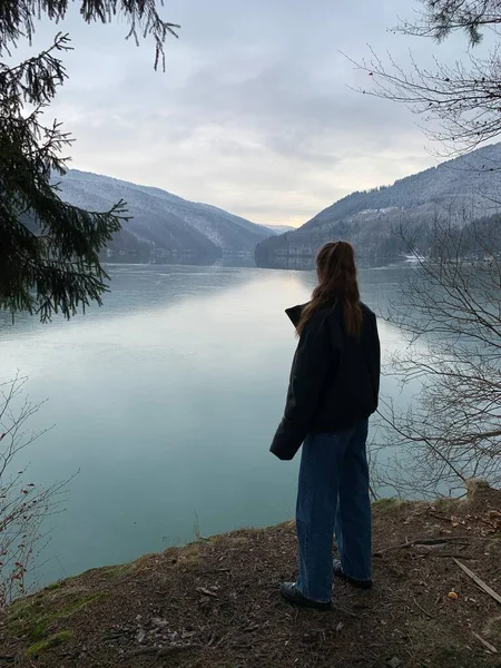 Das Mädchen Blickt Auf Den Wintersee Den Bergen Stausee Vor — Stockfoto