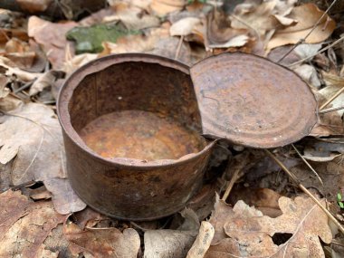 Paslı teneke kutu. Yerde eski bir demir konserve kutusu..