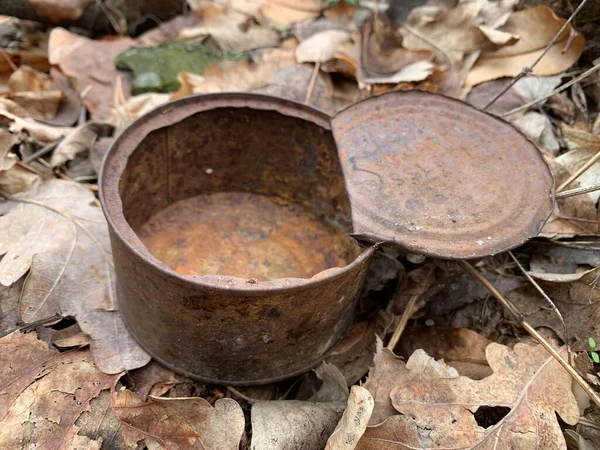 Lata Aberta Enferrujada Uma Lata Ferro Velha Comida Enlatada Chão — Fotografia de Stock