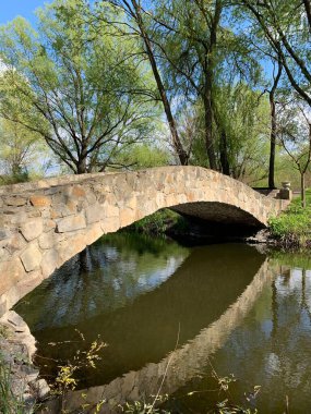 Parktaki bir su deposunun üzerindeki köprü. Nehrin karşısına yaya geçidi. Şatonun Radomyshl, Zhytomyr bölgesi, Ukrayna