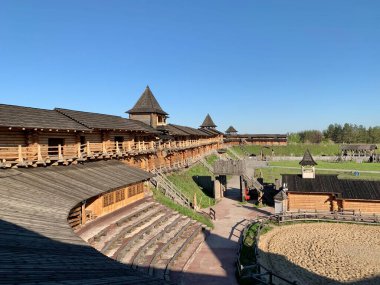 Gökyüzüne karşı tahta kale duvarı. Yüksek duvarları olan ortaçağ kalesi. Eski bir şehir tarzında ahşap döşeme. Park 