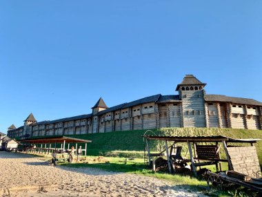 Gökyüzüne karşı tahta kale duvarı. Yüksek duvarları olan ortaçağ kalesi. Eski bir şehir tarzında ahşap döşeme. Park 