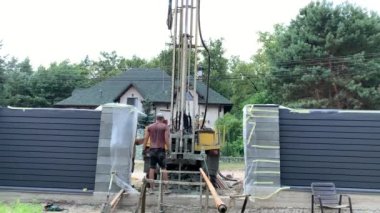 Su kuyusu açıyorum. İyi sondaj sistemi olan bir araç. Yerden su çıkartmak. Kiev bölgesi, Irpin, 19 Temmuz 2021