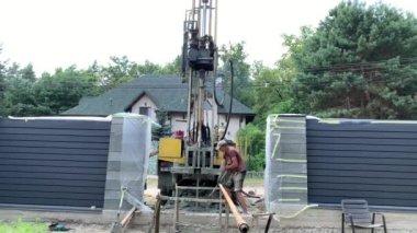 Su kuyusu açıyorum. İyi sondaj sistemi olan bir araç. Yerden su çıkartmak. Kiev bölgesi, Irpin, 19 Temmuz 2021