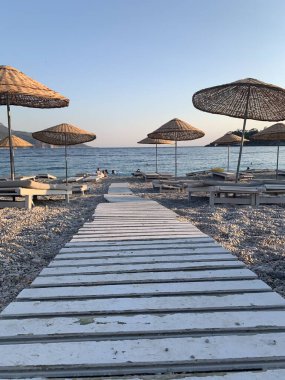Kumsalda kumsal tatili. Şemsiyeli ve güneşli deniz plajı. Akdeniz 'de yaz tatili. Türkiye 'de Mavi Loguna, Oludeniz - Fethia, 10 Temmuz 2021