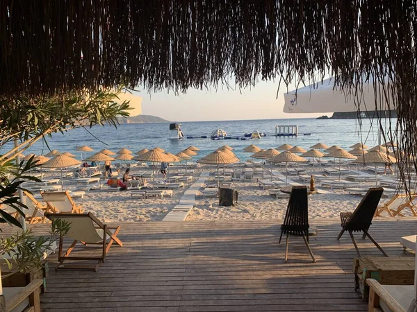 砂浜の海岸でのビーチ休暇 傘とサンラウンジャー付きの海のビーチ 地中海での夏休み トルコのBlue Loguna Oludeniz Fetiya July 2021 — ストック写真