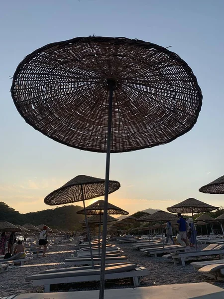 砂浜の海岸でのビーチ休暇 傘とサンラウンジャー付きの海のビーチ 地中海での夏休み トルコのBlue Loguna Oludeniz Fetia 2021年7月10日 — ストック写真