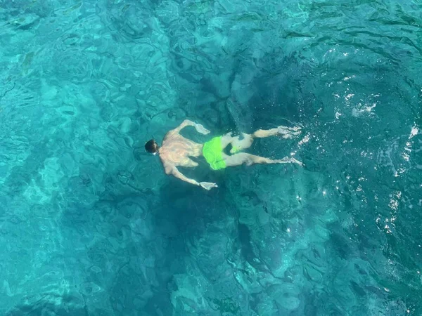 Tipo Está Navegando Mar Transparente Hombre Sumerge Bajo Agua Nadar — Foto de Stock