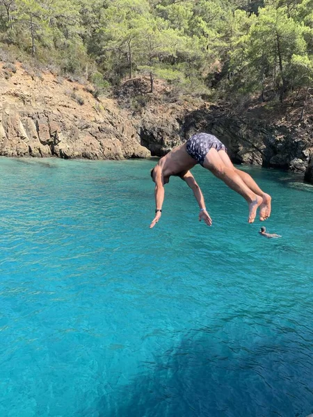 Der Mann Springt Vom Deck Des Schiffes Ins Meer Ein — Stockfoto