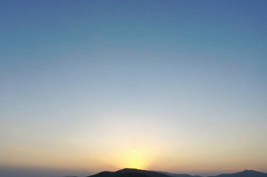 Gün batımında Karpat Dağları 'nın zirveleri. Dağlarda gün batımı, üst manzara. Orman ve dağlar kuş bakışı. Dağ sırası ve yeşil vadi. Varsayılan