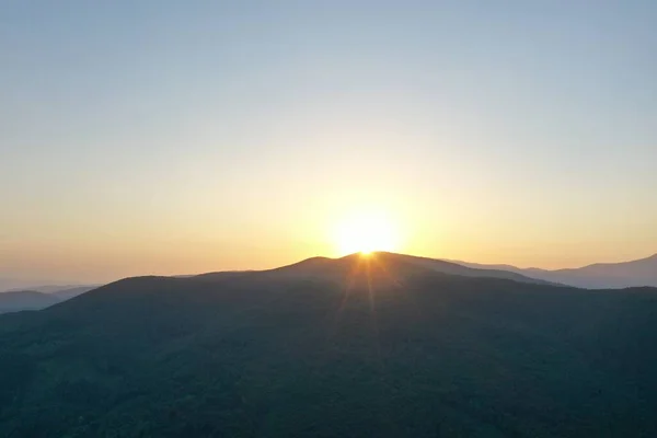 日落时喀尔巴阡山脉的山峰 夕阳西下 尽收眼底 从鸟瞰看森林和高山 山脉和绿色山谷 默认情况下 — 图库照片