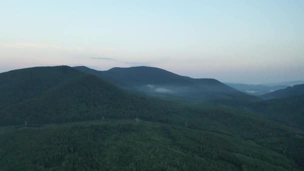 日落时喀尔巴阡山脉的山峰 夕阳西下 尽收眼底 从鸟瞰看森林和高山 山区和绿谷 — 图库视频影像