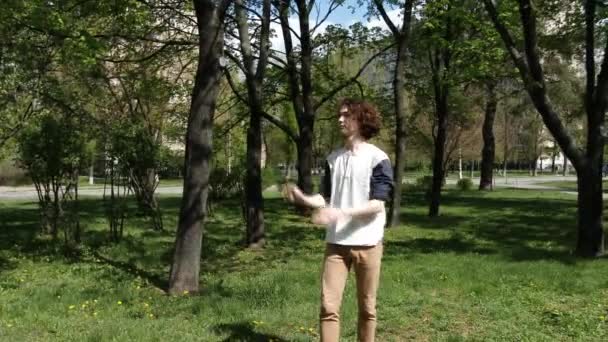 Chico y chica lanzando frisbee en el parque verde, 4K, UHD, UltraHD — Vídeos de Stock